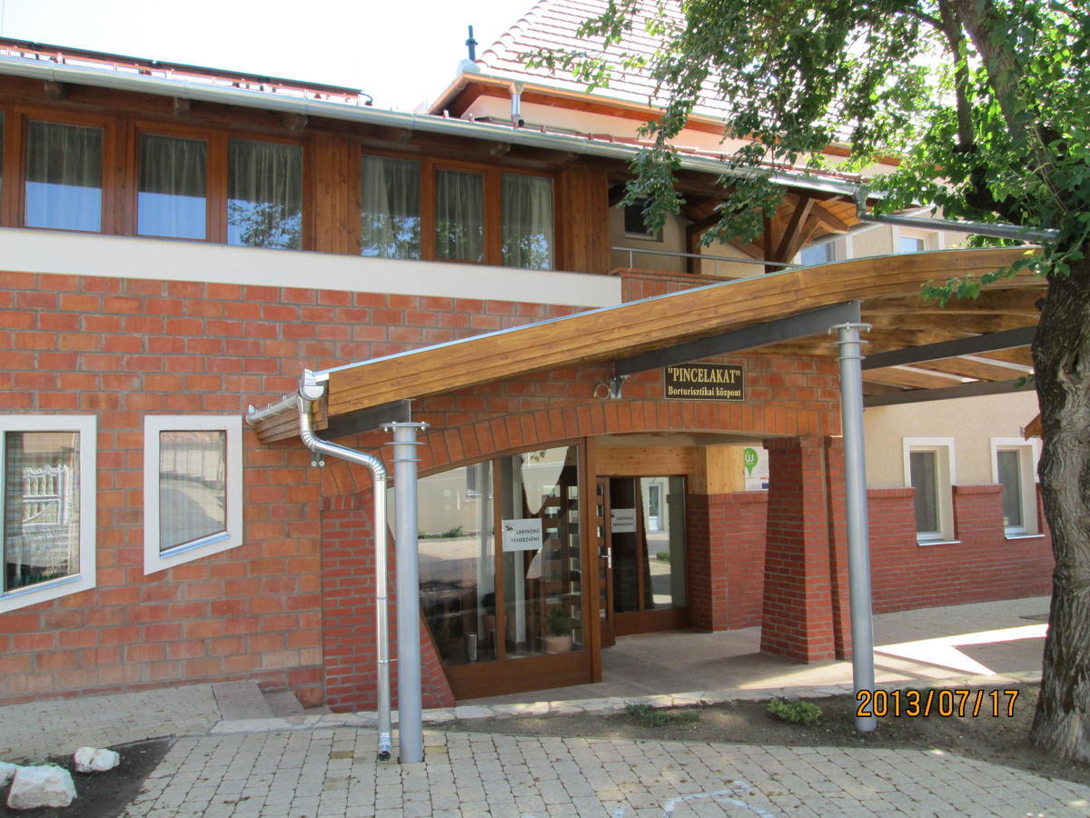 Pincelakat Borház és Szálloda Csaszartoltes Esterno foto